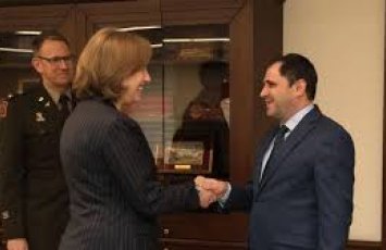 Папикян и врио посла США обсудили оборонное сотрудничество