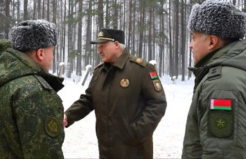 Лукашенко пообещал министру обороны усложнить его жизнь
