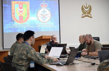 Азербайджанские и британские военные на учениях Defence Cyber Marvel 2026