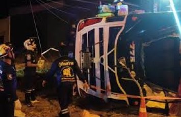 В Таиланде более 40 человек пострадали из-за опрокидывания автобуса