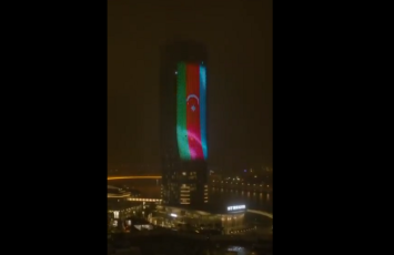 Belqraddakı bina Azərbaycan və Serbiya bayraqları rəngləri ilə işıqlandırılıb