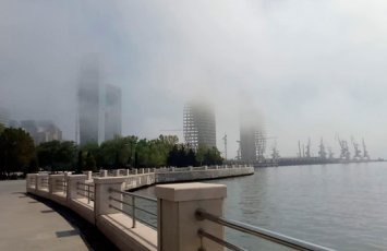 В Баку и на Абшероне наблюдается туман