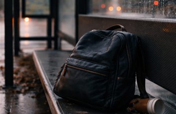 Из забытой на автобусной остановке сумки украдены золотые украшения