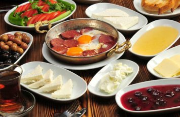 Səhər süfrəsində olan bu qidalar qaraciyərin düşmənidir