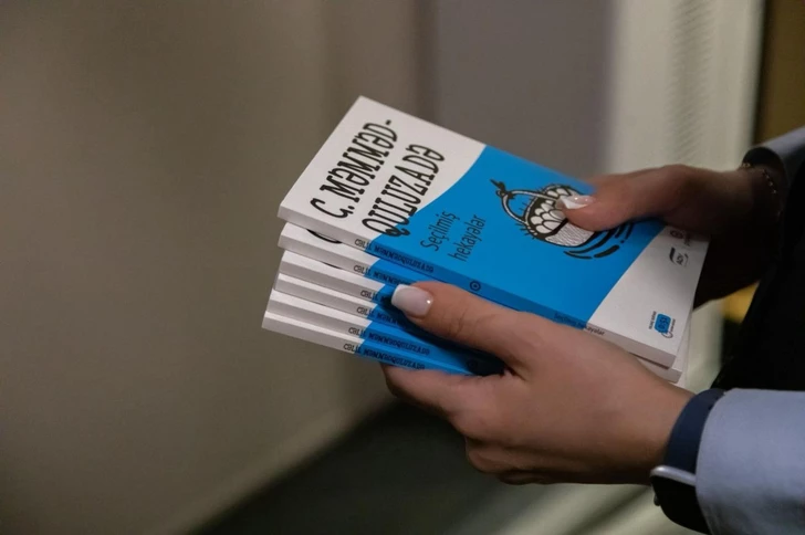 АЖД дарит книги пассажирам: как железные дороги популяризируют чтение-ФОТО