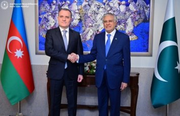 Ceyhun Bayramov pakistanlı həmkarı ilə danışdı