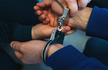 Saytlardan birinin paylaşımında əxlaqsız ifadələr işlətdi - Həbs olundu