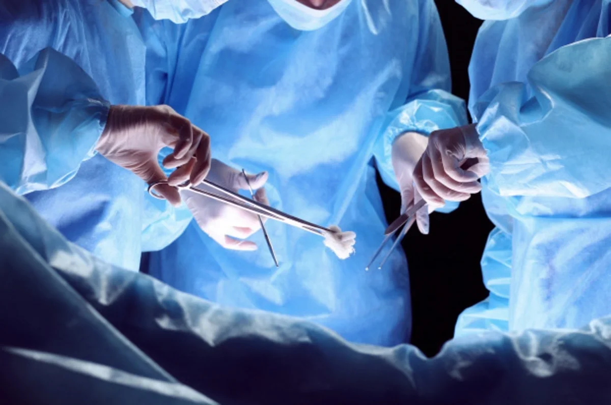 Qulağının yarısı kəsilib, üzü iflic olub: Eyni həkimdən 3 pasiyent şikayət etdi - VİDEO