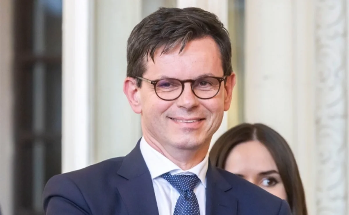 Уволенному директору Лувра нашли замену