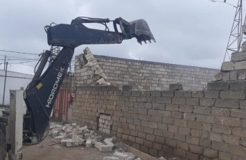 Bakıda qanunsuz tikili söküldü - FOTO/VİDEO