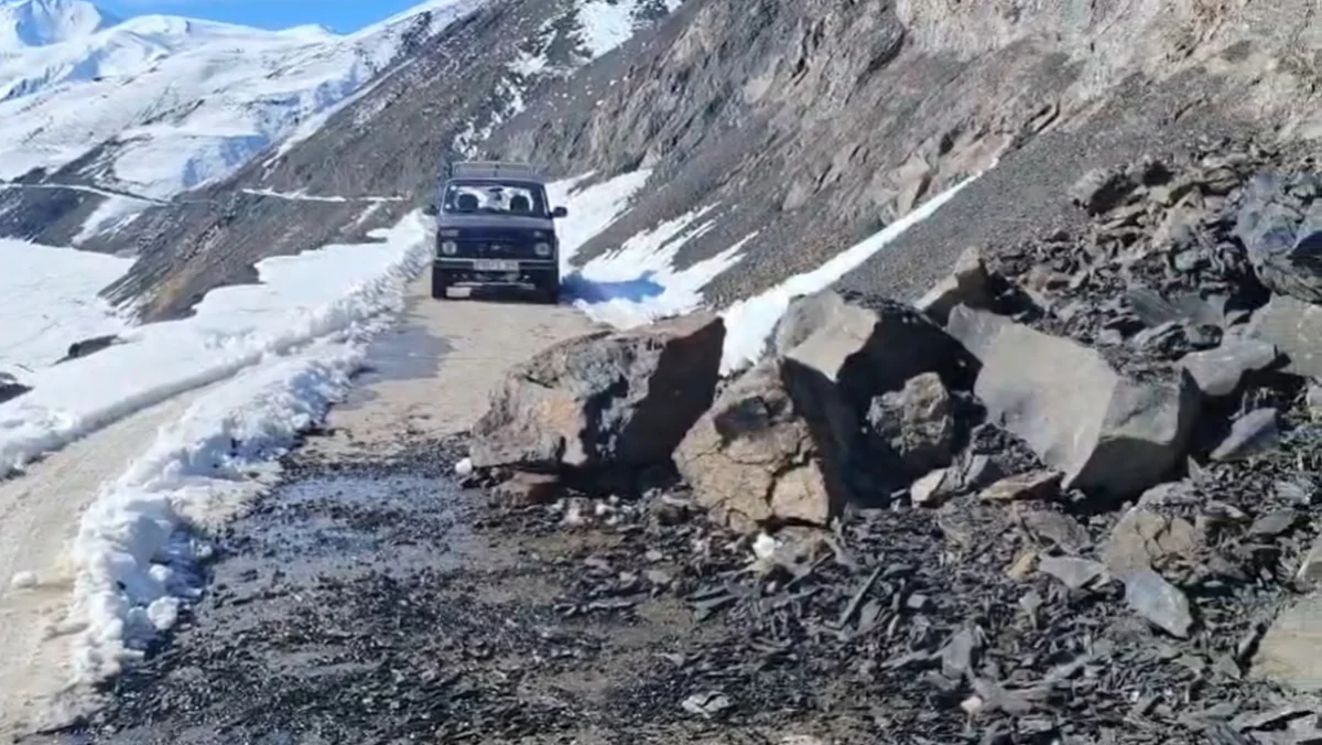Quba-Xınalıq yoluna qaya parçaları tökülüb - FOTO