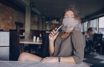 Küçələrdə, ictimai yerlərdə elektron siqaret çəkənlər cərimələnəcək