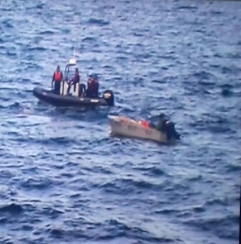 Пограничники спасли двух рыбаков из Нефтчалинского района в Каспийском море