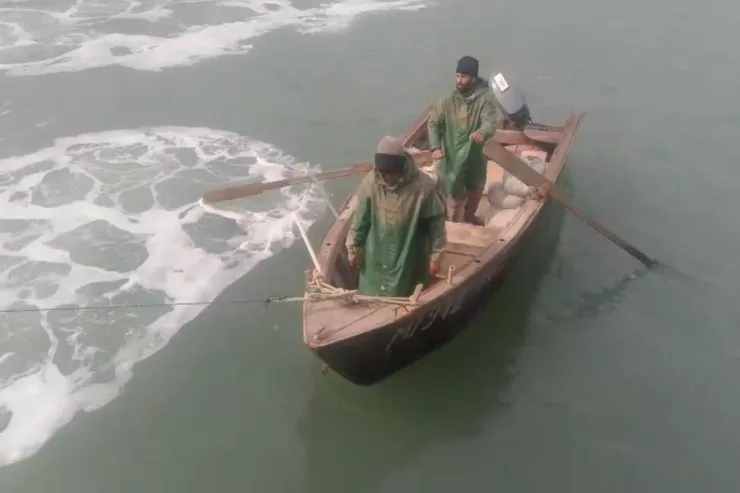 Dənizdə çarəsiz qalan balıqçılar xilas olundu - FOTO