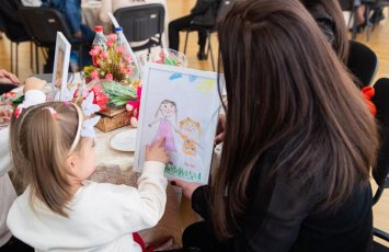 Valideyn himayəsindən məhrum uşaqlar həbsdə olan anaları ilə görüşdü - FOTO