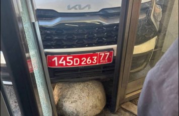 Автомобиль посольства Азербайджана протаранил вход в метро в Москве-Видео