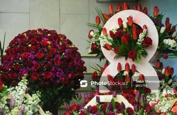 8 martda gül mağazaları “od tutub yanır” - “1200 manata da buket var, xaricdən gəlir deyə qiymət bahadır”