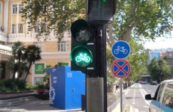 Bu işıqforlara velosiped bölmələri quraşdırıldı - VİDEO