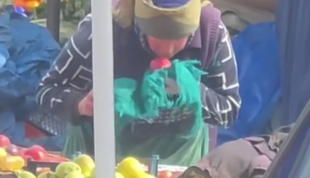 Salyan bazarında qadın satıcı almaları tüpürərək silib? - VİDEO