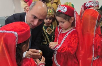 Emin Əmrullayev bağçada uşaqlarla yumurta döyüşdürdü - VİDEO