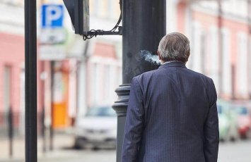 Yeriyərkən siqaret çəkməyin təhlükəli tərəfləri