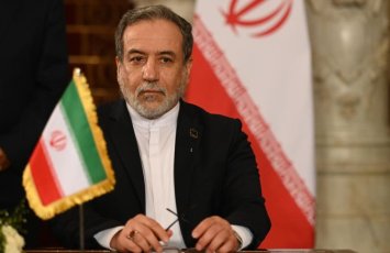 Арагчи: Иран готов обороняться столько, сколько потребуется