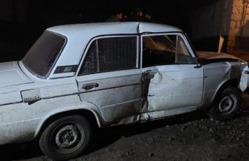 Mingəçevirdə maşın evin darvazasına çırpıldı - Xəsarət alan var