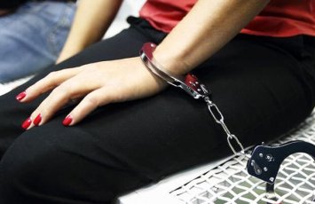 Qadın kafedə işıqları söndürüb rəqs etdi, həmcinsini boşqabla yaraladı və həbs olundu