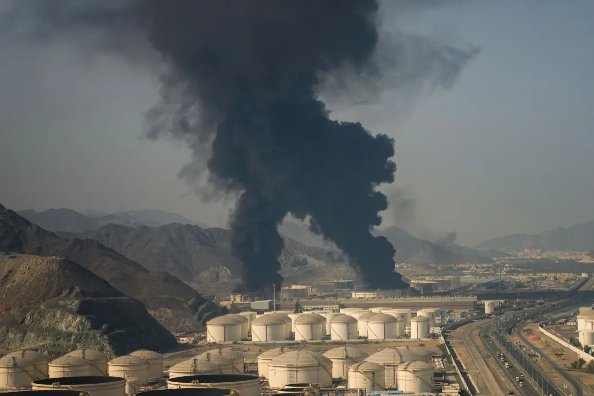 İranın xəbərdarlığı bazarları silkələdi: Neft obyektləri boşaldılır