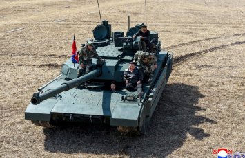 Ким Чен Ын прокатился с дочерью на танке-ФОТО