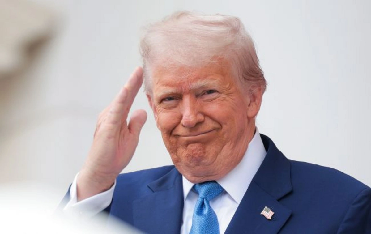 Tramp idman ayaqqabılarını satışa çıxardı - FOTO