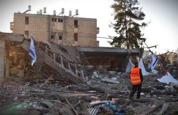 İsrail mediası İranın ballistik raket zərbələrinin yaratdığı dəhşətli dağıntıların görüntülərini təqdim etdi...-FOTOLAR