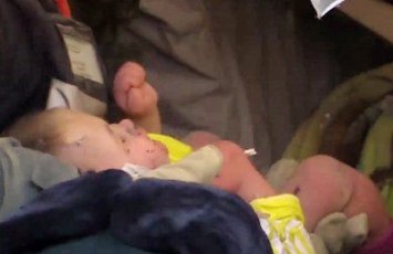 Təbrizdə ABŞ-İsrail bombardmanından sonra bir ailədən salamat qalan 1 yaşlı qız dağıntılar altından xilas edildi...+VİDEO