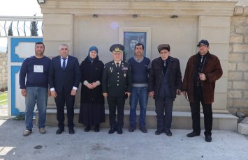 Polkovnik Cəlil Xəlilov Şabranda şəhid Elvin İsgəndərovun ailəsini ziyarət edb