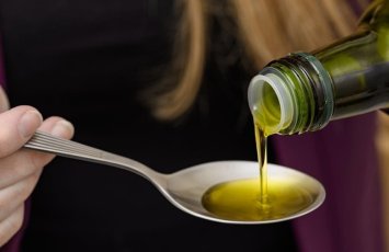 Hər gün bir qaşıq zeytun yağı içməyin inanılmaz faydası