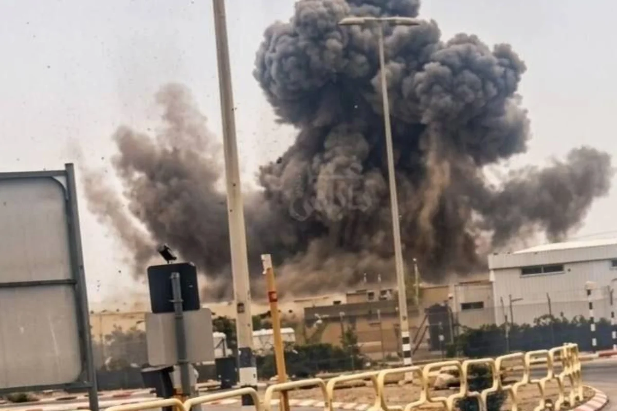 СМИ: Иран нанес ракетный удар по Димоне - ВИДЕО