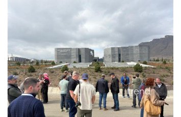 Международные путешественники посетили Мемориал жертвам Ходжалинского геноцида-ФОТО