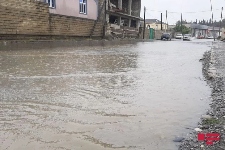 В Хачмазе из-за ливней подтоплены более 500 частных домов и хозяйств