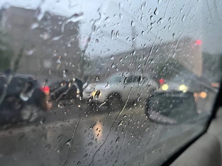 Последствия интенсивных дождей: на Бибиэйбатской дороге произошел обвал-ВИДЕО