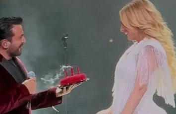 Emre Altuğdan Roza Zərgərliyə səhnədə sürpriz - VİDEO