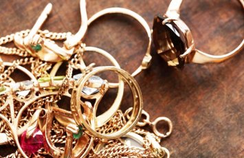 Qonşusunun qızıllarını talayıb satdı - Pulu ilə istirahətə getdi