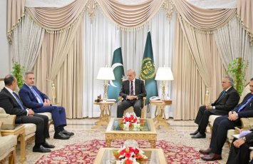 Премьер-министр Пакистана обсудил двусторонние отношения с главой МИД Турции