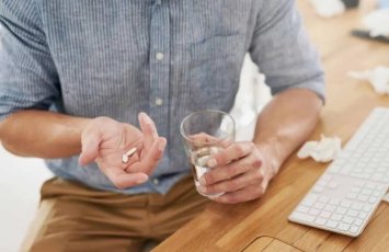 Хирург объяснил, почему нельзя запивать лекарства чаем