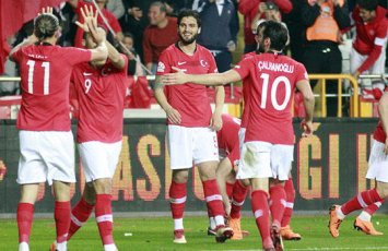 Tanınmış məşqçi oyun zamanı huşunu itirdi