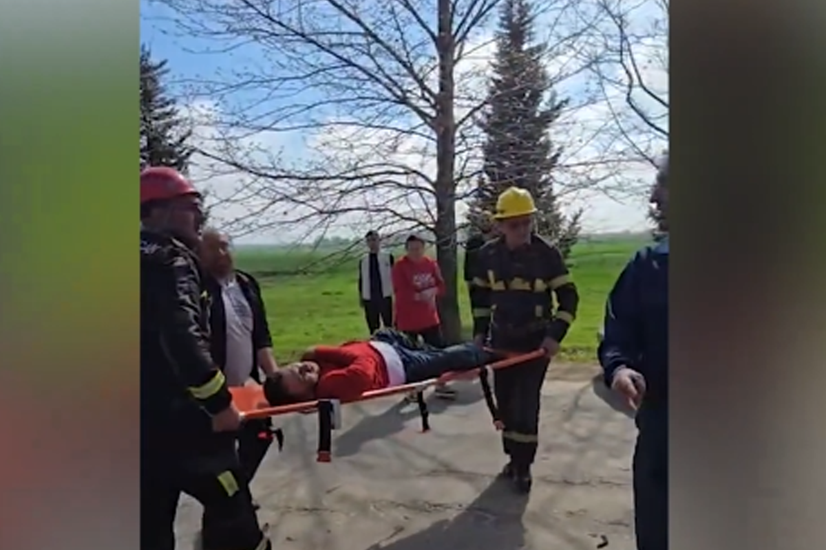 Avtomobil ağaca çırpıldı - Xəsarət alanlar var - VİDEO