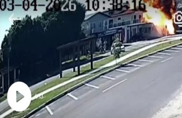 Təyyarə yaşayış binasına çırpıldı - Ölənlər var