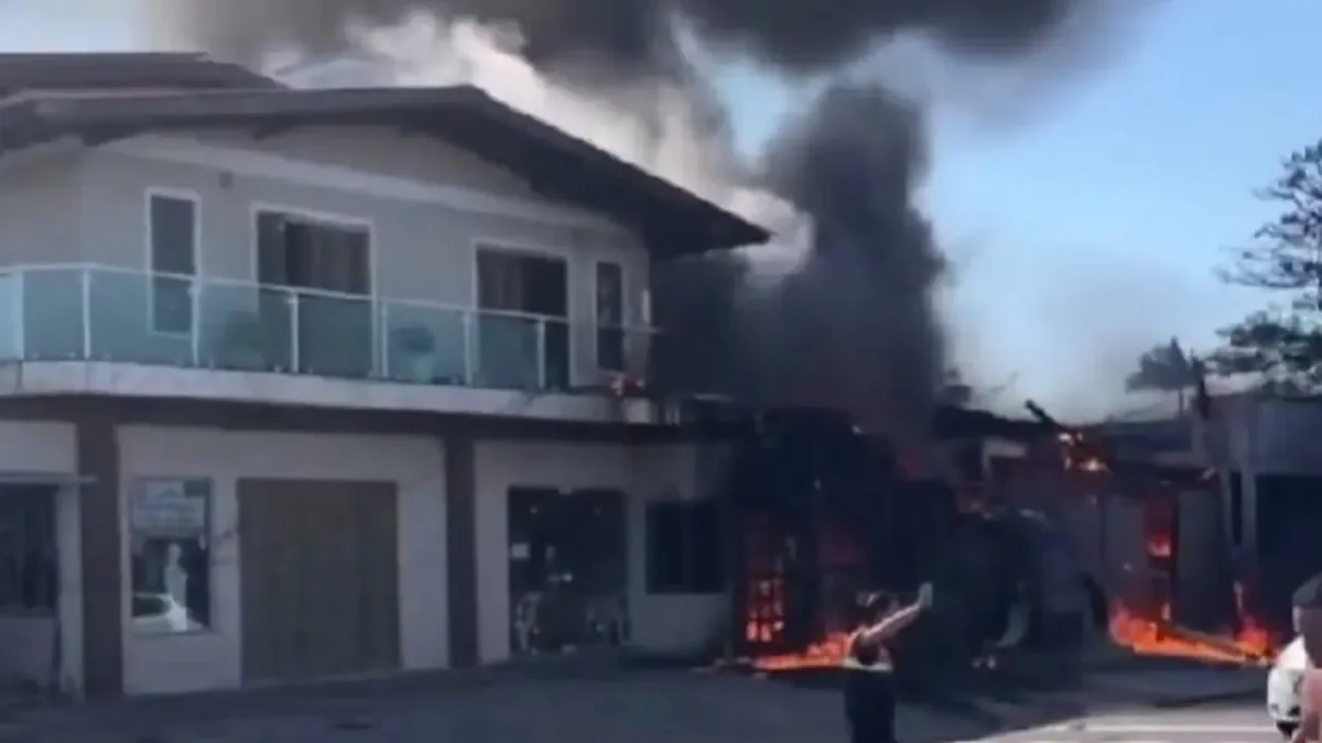 В Бразилии самолет упал на ресторан: есть погибшие - ВИДЕО