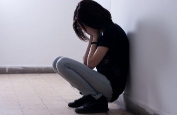 В Гяндже родители бросили девочку, а бабушка отдает ее в детдом