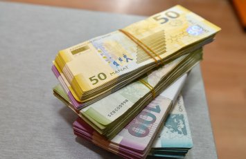 В Азербайджане мужчина потерял крупную сумму денег, а наутро они вернулись к нему