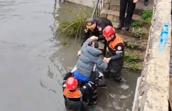 Авария в коллекторе затопила дома, людей срочно эвакуируют-ВИДЕО